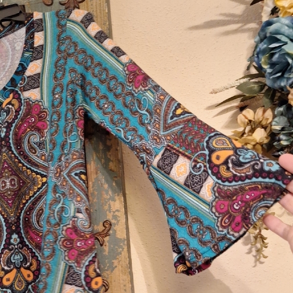 WinWin Multicolor Patterned V-Neck Top. Excellent Condition NWOT Size S/M - Picture 7 of 11